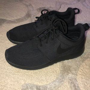 All black nike Roshes
